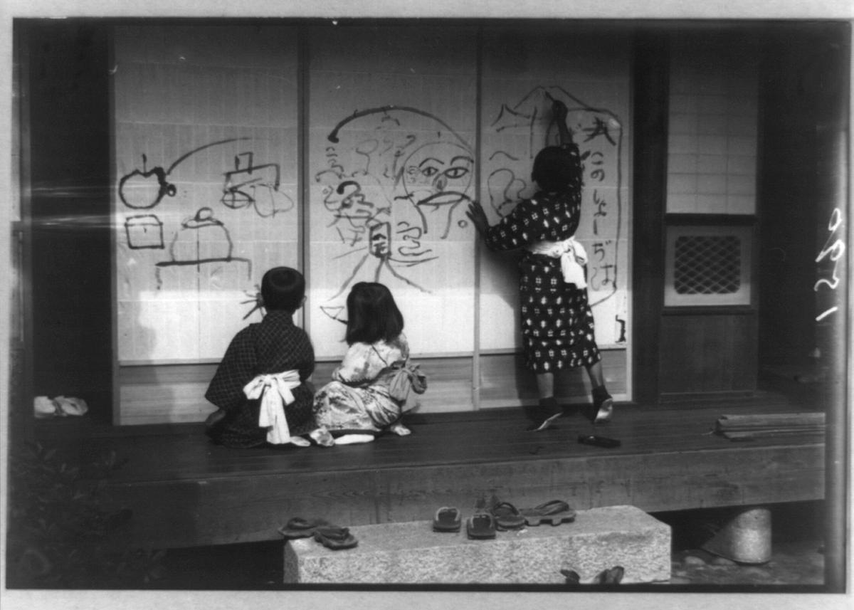 lossy-page1-1536px-three_children_drawing-_-on_panels-_japan-_1909_lccn2001705661.tif.jpg
