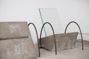 new-york-sunshine-concrete-chairs-shelves-pop-up-shop-southampton-designboom-01.jpg