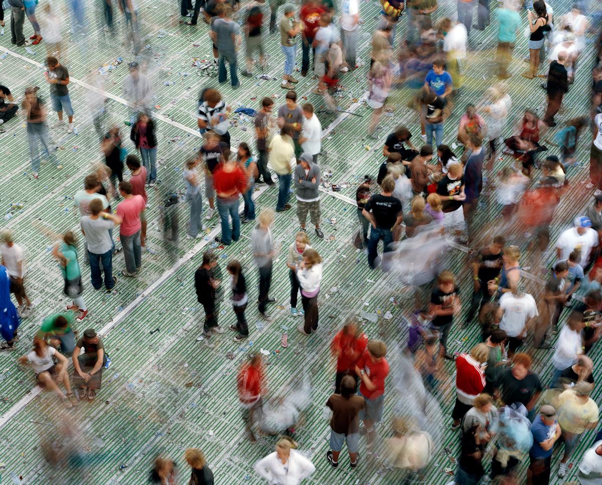 simon-terrill-huddle-type-c-print-120x150cm-2007.jpg