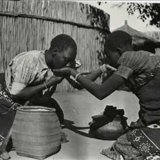 Women greeting - Zambia (1900-1940)