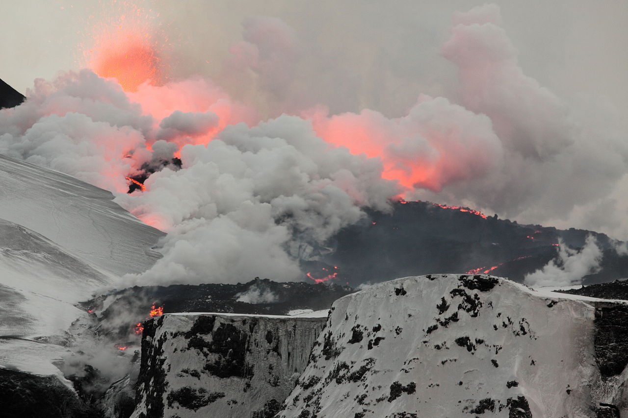 1280px-Fimmvorduhals_second_fissure_2010_04_02.JPG