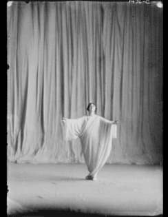 isadora-duncan-by-arnold-genthe-1916-1918.png