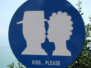 kiss_bord_sign_love.jpg