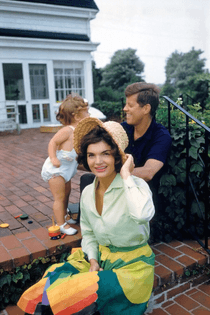 caroline-jackie-and-john-f.-kennedy-photographed-by-mark-shaw-at-hyannis-port-1959..jpg