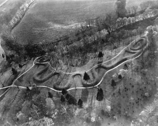 The Great Serpent Mound, Ohio, c. 800 BCE–400 CE..png
