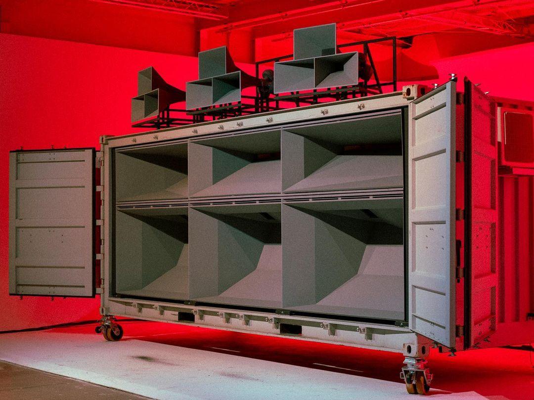 Nik Nowaks „MULTITUDE“ Soundsystem 

#soundsystemculture #lowfrequencyoscillations 

@nik_nowak_ 
@sound.ing.systems