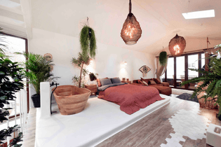 artsy-20design-20home-20-20bathtub-airbnb-apr24-pr.jpeg