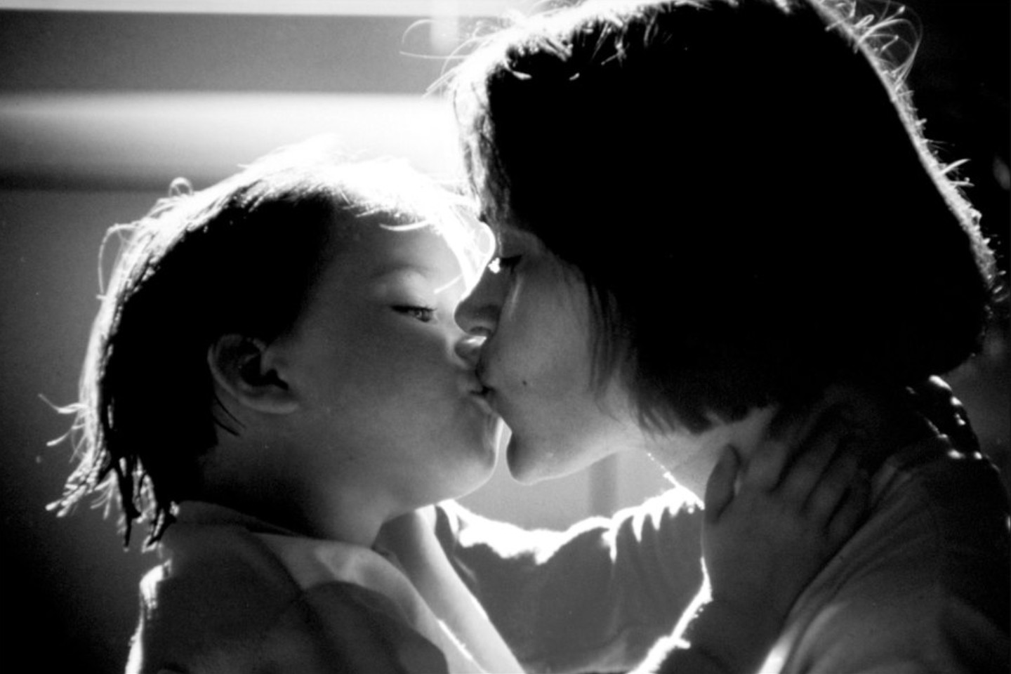 Lesbian boy. Поцелуй женщины и мальчика. Мама целует в губы. Французский поцелуй. Французский поцелуй детей.