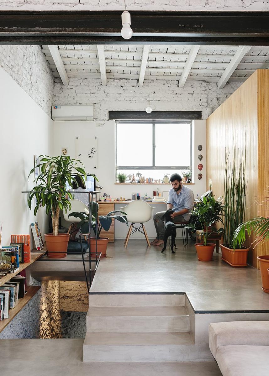 architect-hernan-landolfo-and-his-girlfriend-photographer-lucia-gentile-live-and-work-in-the-apartment-sharing-an-elevated-o...