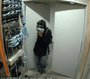 article-0-19DB255900000578-950_634x556.jpg