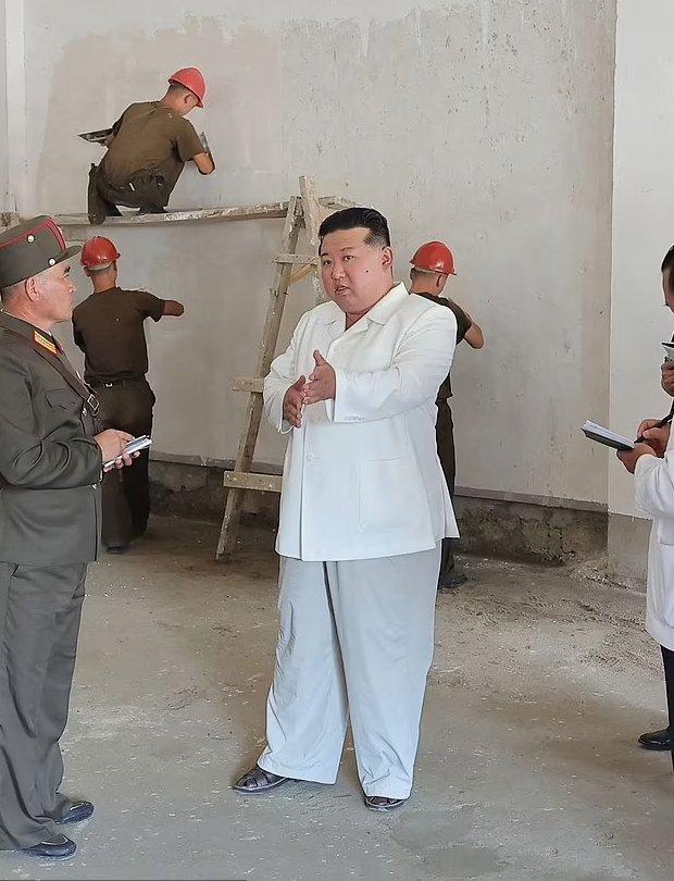 gbmg9arawaakknv?format=jpg-name=900x900