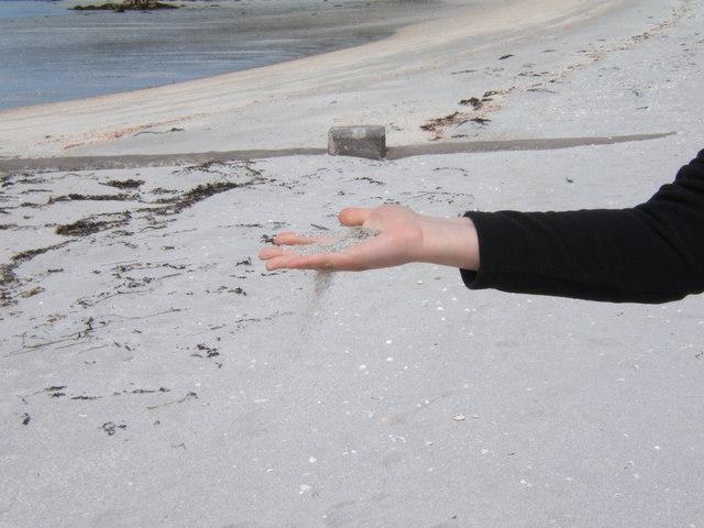 Would_you_pay_me_a_pound_for_every_grain_of_sand_in_my_hand^_-_geograph.org.uk_-_1362060.jpg (640×480)