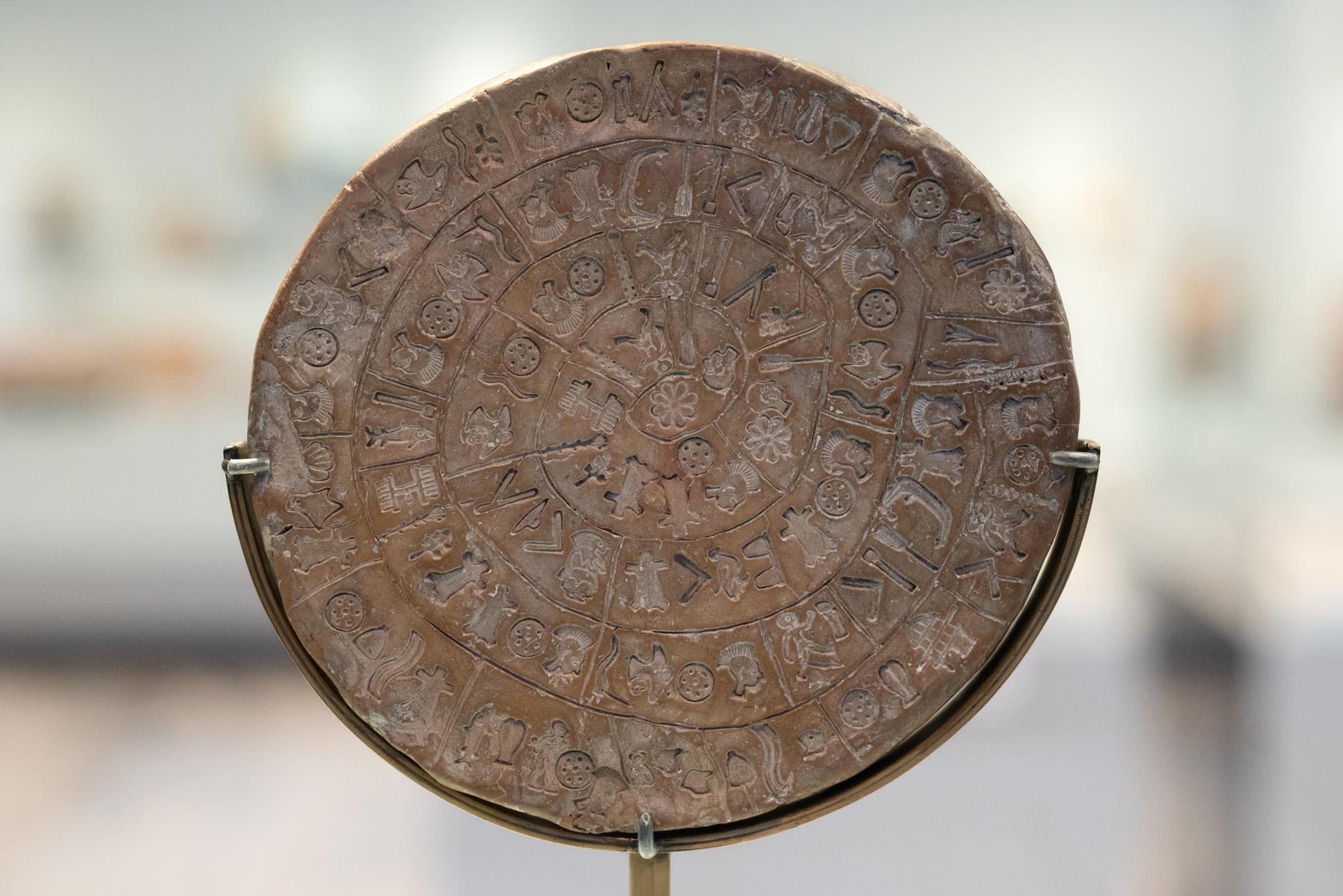Phaistos_Disc_—_Side_A.jpg (4818×3216)