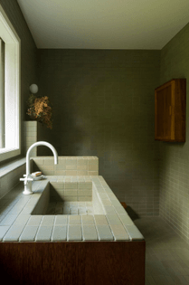 katie-lockhart-studio-heath-ceramics-tile-bathroom-neeve-woodward-2.jpg