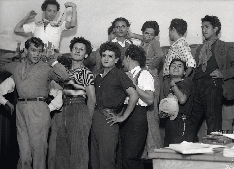 homosexuales detenidos en una comisaría, 1935, México - Agustín Víctor Casasola  (Gay men detained at a police station, 1935, Mexico)
