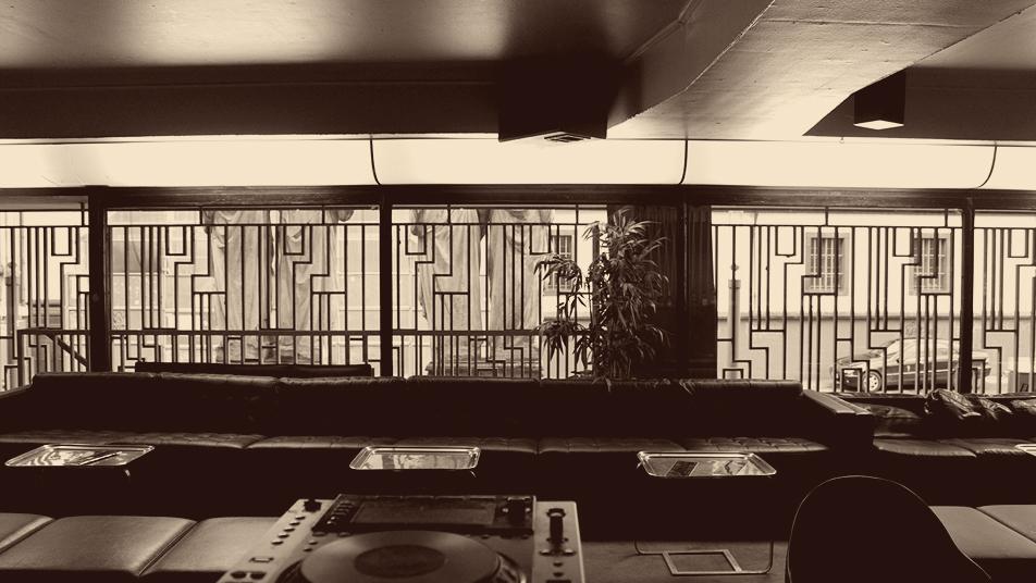 saloon-de-amatures-empty02.jpg
