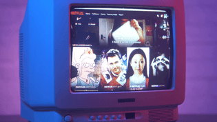 videoblocks-netflix-on-a-vintage-old-crt-tv-screen-80-s-90-s-style_bvsv1nmwm_thumbnail-full05.png